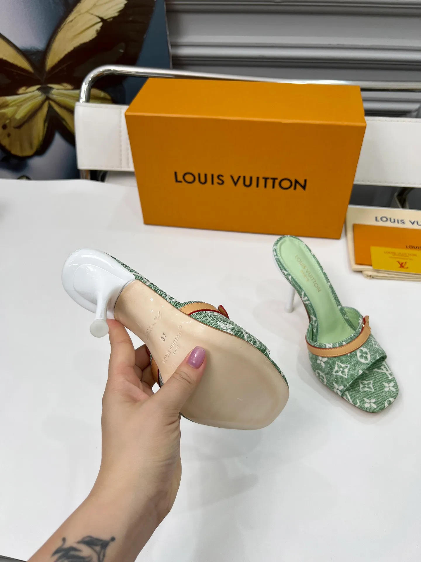 👟👟Ex-factory price 440👟👟 LV new denim kitten heel slippers 2025 summer must-have for goddesses, original replica, super comfortable on the feet. Show off the queen's temperament, the heel height is 9.5CM, which shows your temperament without being tiring. Leather outsole. Standard code: 35-42 (41 and 42 codes are customized, non-returnable and non-exchangeable)
